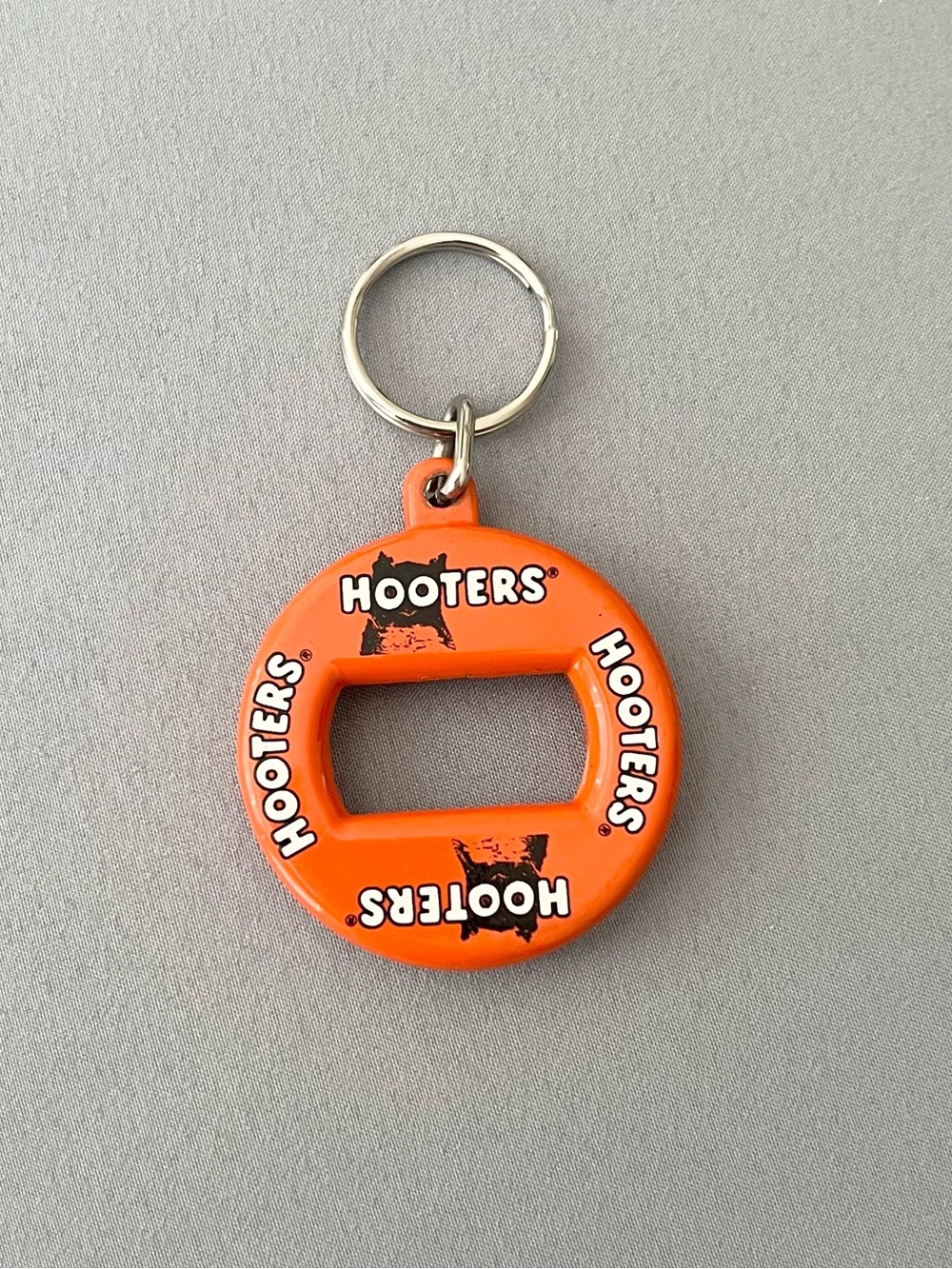 HOOTERS Restaurant 2” Round 3 In 1 Bottle & Can Opener Twist Off Keychain Orange